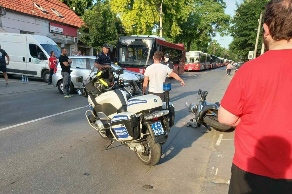 SAOBRAĆAJKA U ZEMUNU: U Prvomajskoj se sudarili automobil i motocikl (FOTO)