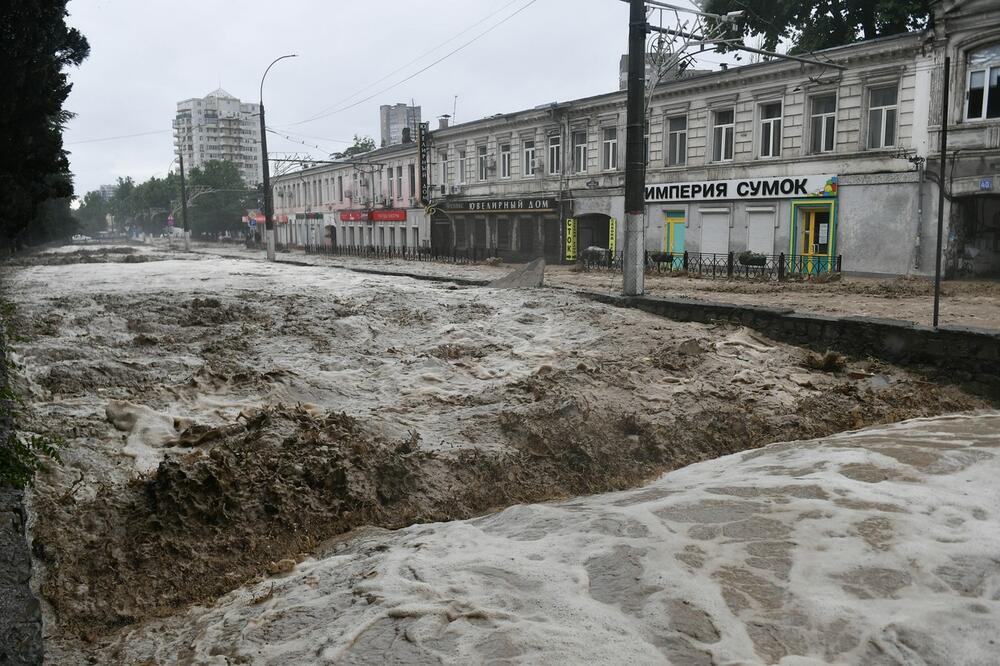NEVREME KAKVO NIJE ZABELEŽENO U POSLEDNJIH 100 GODINA U poplavama na Krimu jedan poginuo, dvoje nestalih: Oštećeno na stotine kuća