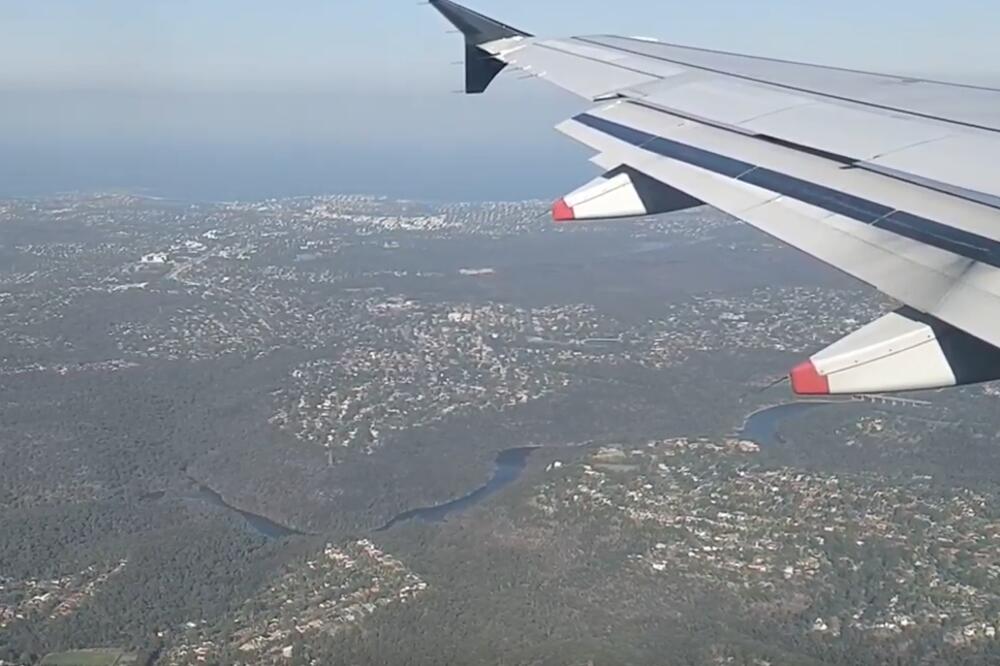 ŠALA KOJA SVE ZBUNJUJE Putnici koji avionom stižu u Sidnej nisu sigurni da li sleću u pravi grad zbog neobične dobrodošlice FOTO