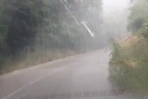 SNAŽNO NEVREME POGODILO ŽUPU: Pljusak se sručio na zemlju, olujni vetar lomio drveće (VIDEO)