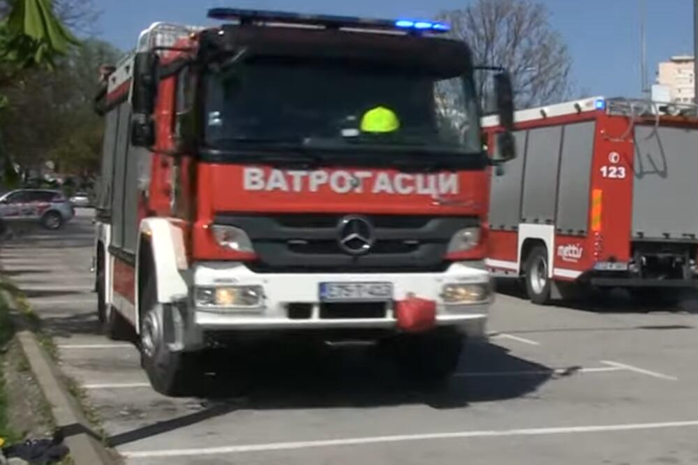 NAKON IZBAVLJENJA ZAVRŠIO U ZAGRLJAJU Banjalučki vatrogasci oslobodili dečaka koji se zaglavio u metalnoj ogradi FOTO