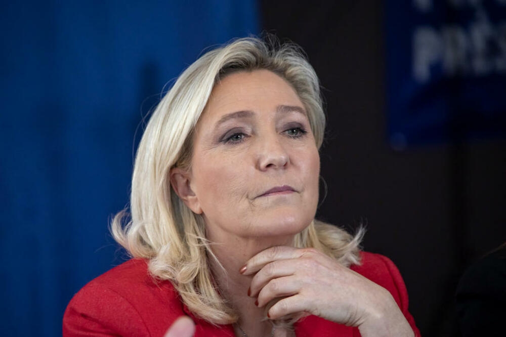 MAJKA IH NAPUSTILA, ODRASTALA POD GVOZDENOM PESNICOM OCA: Ko je Marin Le Pen, najveći Makronov protivnik?