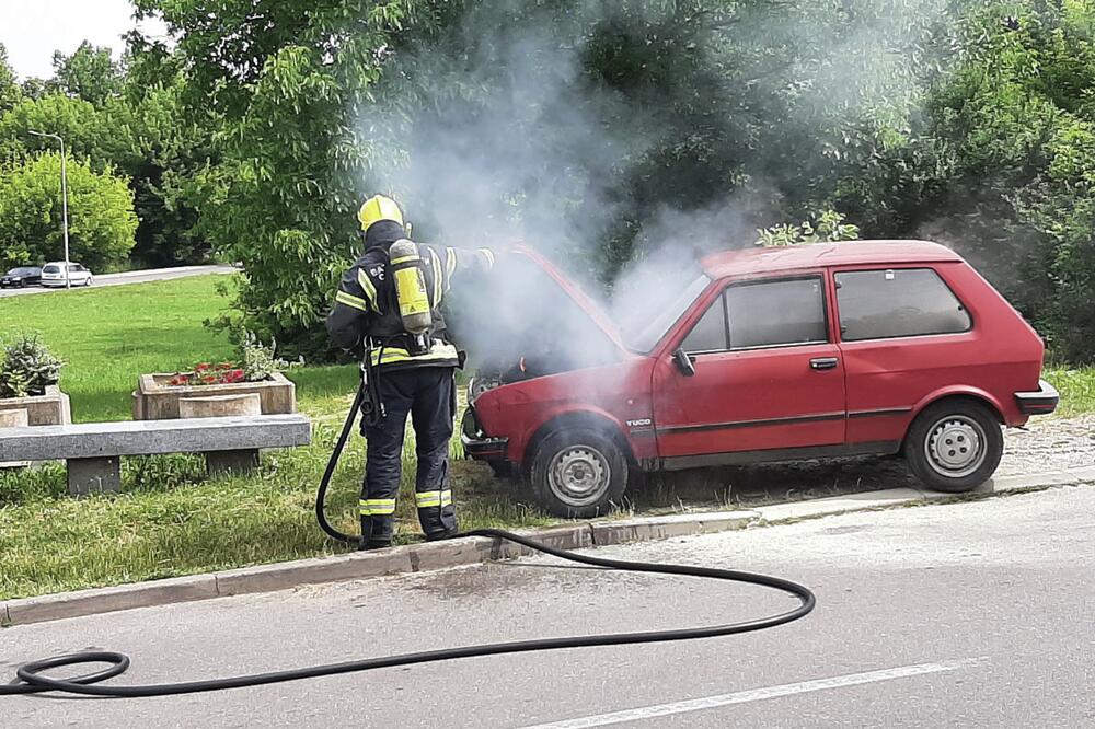 ZAPALIO SE AUTO U LOZNICI: Jugo počeo da gori u toku vožnje, vatrogasci odmah reagovali