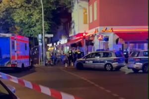 SNIMCI NAKON PUCNJAVE U BERLINU: Veliki broj policije i hitne pomoći na licu mesta! Hici ispaljeni na 3 Novopazarca, jedan ubijen