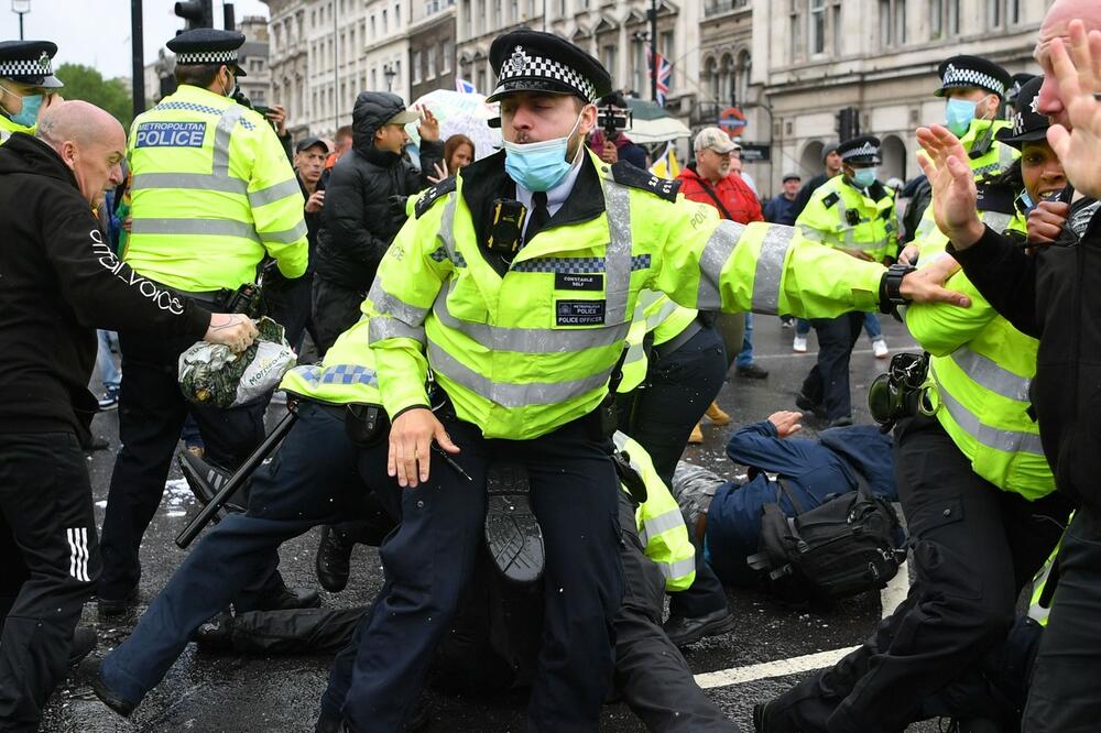 TUČA DEMONSTRANATA I POLICIJE U LONDONU: Besni zbog produžavanja korona mera! Sevaju pendreci, čuju se sirene VIDEO
