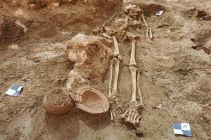VELIKO OTKRIĆE SRPSKIH ARHEOLOGA: Pronađen skelet ŽENE DŽINA iz 17. veka na manastirskom groblju na Rudniku (FOTO)