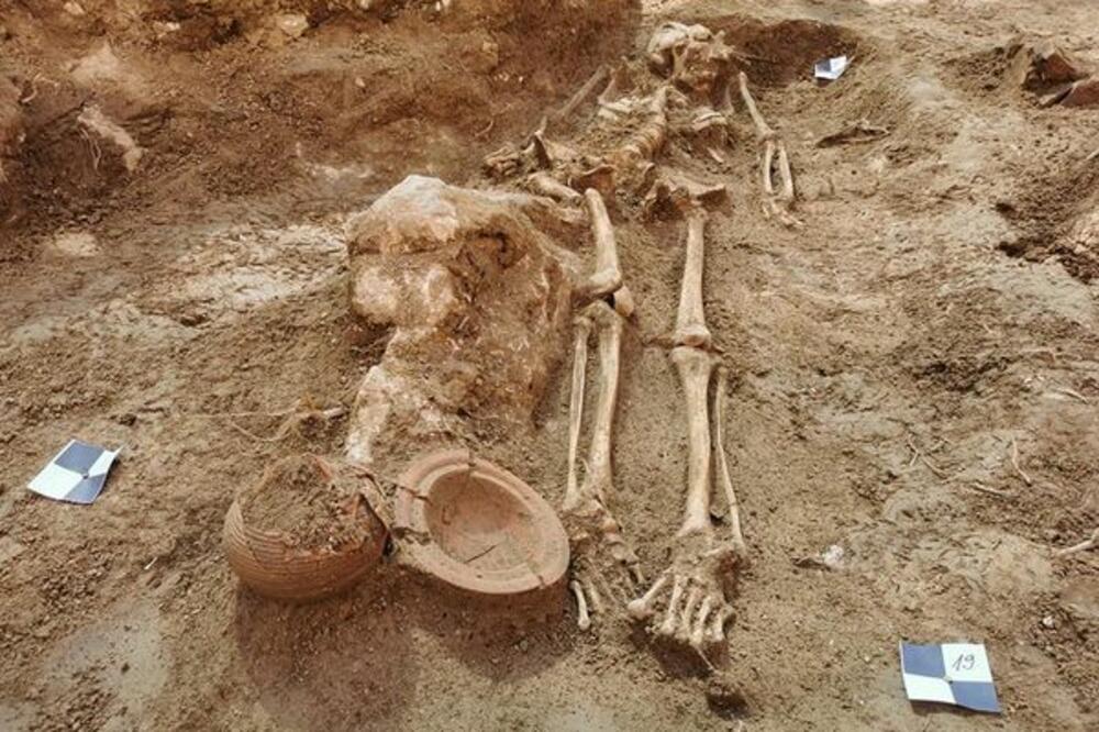 VELIKO OTKRIĆE SRPSKIH ARHEOLOGA: Pronađen skelet ŽENE DŽINA iz 17. veka na manastirskom groblju na Rudniku (FOTO)