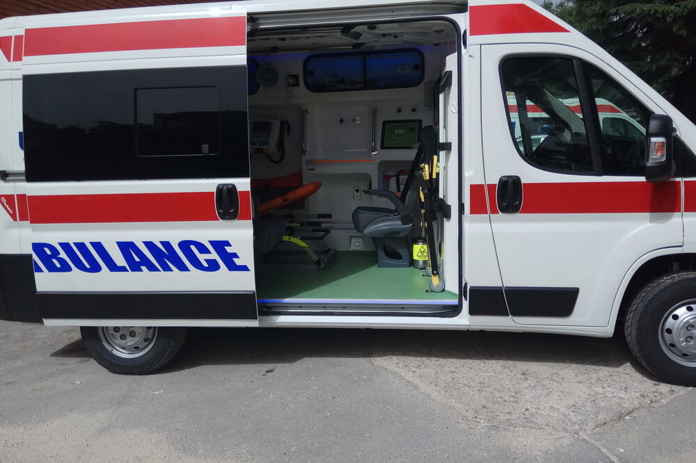 TEŽAK UDES NA PALILULI: Automobil se prevrnuo na krov, povređena žena hitno prevezena u bolnicu!