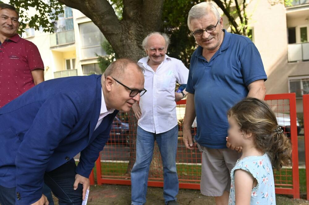 PRVOMAJSKA DOBILA NOVO DEČJE IGRALIŠTE: Zemunci dobili još jedno mesto na koje mogu da izvedu decu i da se odmore (FOTO)