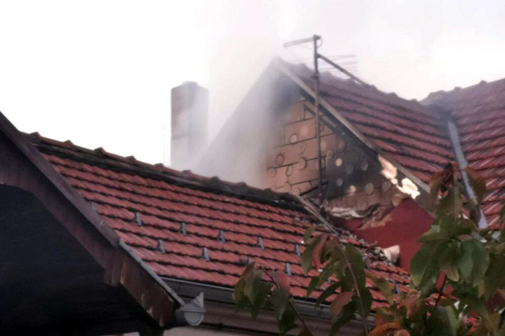 VATRENA STIHIJA ODNELA KROV I POTKROVLJE: Veliki požar u porodičnoj kući kod Arilja