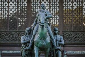 SIMBOL RASNE DISKRIMINACIJE: Statua Teodora Ruzvelta biće premeštena sa ulaza u muzej nakon višegodišnjih kritika