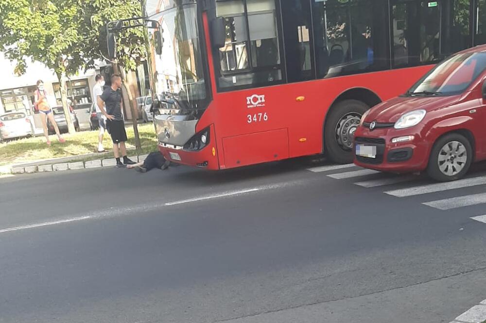 TEŠKA SAOBRAĆAJNA NESREĆA U FILMSKOM GRADU Autobus udario ženu, vozač u šoku: ŠTA MI VREDI AKO SAM JE UBIO?! (FOTO)