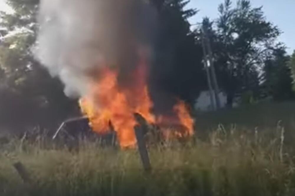 ZAPALIO SE AUTO U TUTINU: Plamen potpuno uništio vozilo, vatrogasci brzom intervencijom sprečili da se vatra proširi (VIDEO)