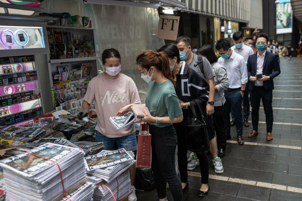 ODLAZI U ISTORIJU: Redovi pred kioscima za poslednji broj prodemokratskog hongkonškog lista