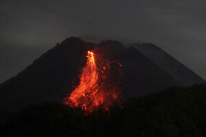 PRORADIO NAJAKTIVNIJI VULKAN INDONEZIJE: Pokuljali potoci lave i oblaci pepela do kilometar visine VIDEO