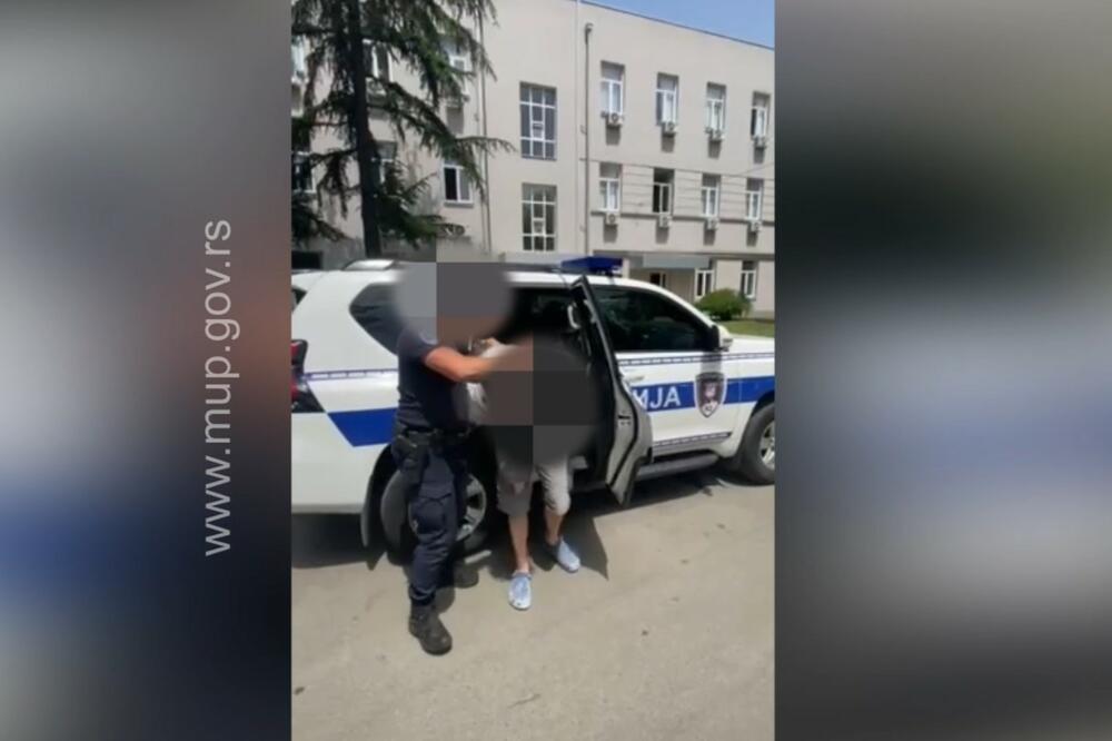 MUNJEVITA AKCIJA BEOGRADSKE POLICIJE: Pogledajte kako je uhapšen muškarac za kog se sumnja da je tukao devojku na Adi! (VIDEO)