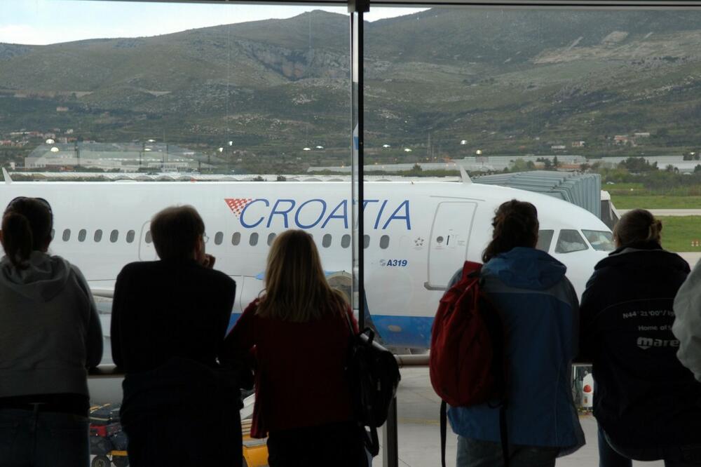 DOJAVA O BOMBI U AVIONU! Hitno prizemljena letelica u Splitu! Svi putnici napustili avion, ekipe na terenu!