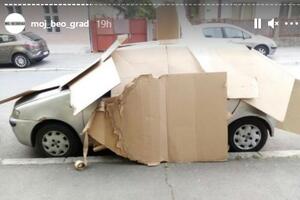 I ZA PAKAO IMA LEKA: Zemunac se dosetio kako da zaštiti auto od vrućine! Blindirao ga kartonskim kutijama! (FOTO)