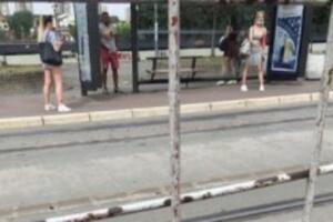 JEZA NA +40 KOD FRANŠA NA AUTOKOMANDI: Devojke stale da sačekaju autobus, a on uzeo stvar u ruke, doslovno?! (FOTO)