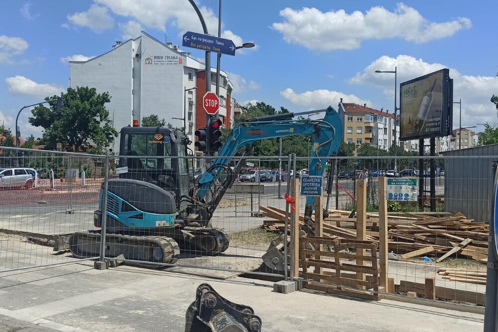 DEDA (69) I UNUK (2) UPALI U RUPU USRED NOVOG SADA! Milorad sa mališanom hteo prečicom kroz gradilište, pa doživeli nesreću (FOTO)