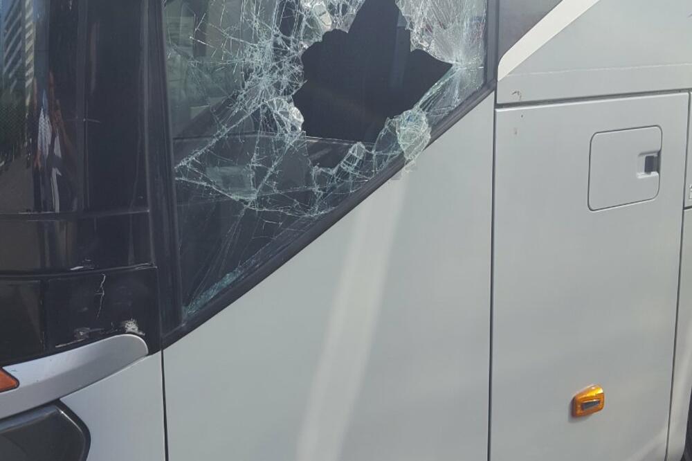 OSTAO JE GORAK UKUS ZBOG VANDALIZMA: Ciglom polupali autobus iz Srbije i pokrali turiste NA RAZBIJENOM PROZORU NAĐENA KRV