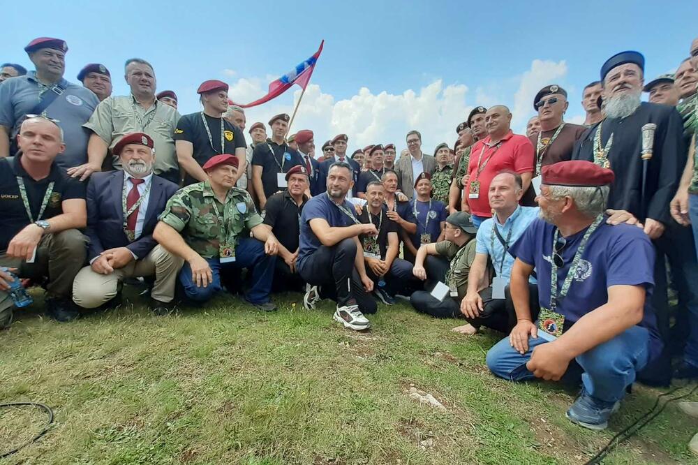 PREDSEDNIK SE FOTOGRAFISAO SA HEROJIMA SA KOŠARA: Oni su svojom borbom doproneli da Srbija danas ima neuporedivo snažniju vojsku