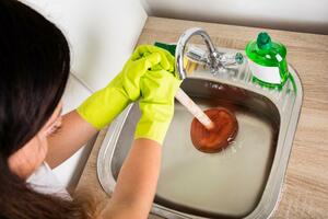 SPAS ZA ZAPUŠENE ODVODE: Na ovaj jednostavan način otpušite cevi od kade, sudopere i drugih slivnika!