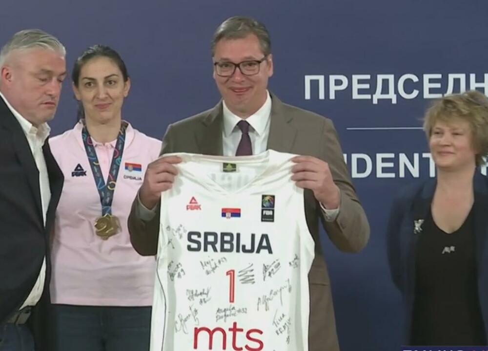 Aleksandar Vučić, košarkašice