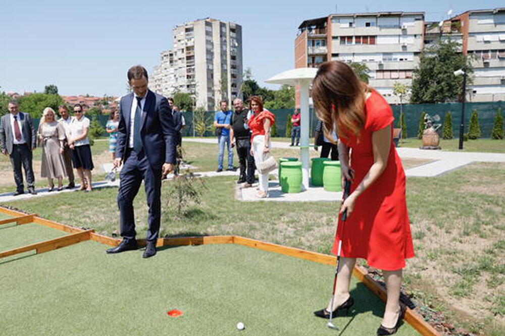 POGLEDAJTE MINISTARKU TATJANU MATIĆ I MINISTRA SINIŠU MALOG U NEFORMALNOM IZDANJU: Posle sednice vlade produžili na golf!