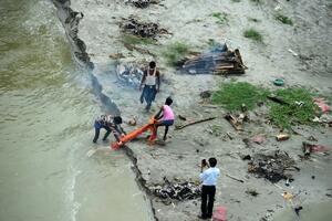 LEŠEVI PLUTAJU SVETOM REKOM INDIJE: Tela mrtvih od kovida izronila iz grobova duž obala reke Gang