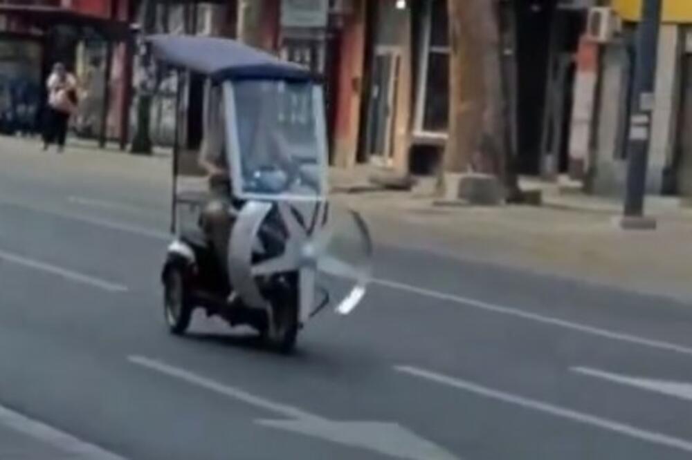 ČOVEK SE HLADI, TERA KOMARCE: Hit-vozilo jezdi beogradskim ulicama, svi se okreću za njim! Napred ima propeler?! (VIDEO)