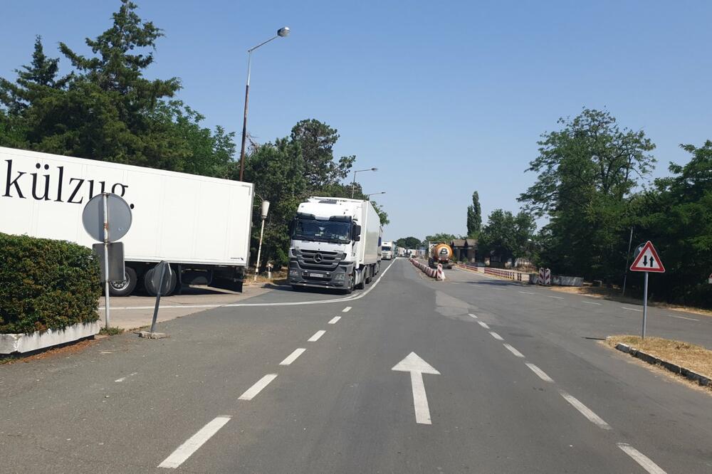 OGROMNA GUŽVA NA GRANIČNOM PRELAZU VATIN: Kamioni čekaju više od 10 sati, problem nastao zbog Rumuna