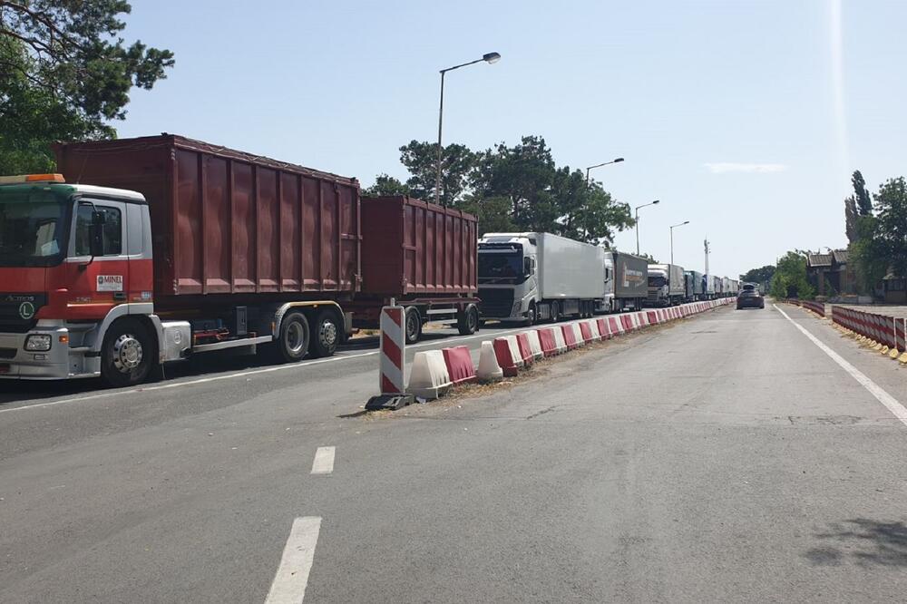 POLAKO SE NORMALIZUJE SITUACIJA NA GRANIČNOM PRELAZU VATIN: Rad Rumuna i dalje usporen, 10 kamiona prođe za sat (FOTO)