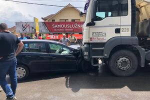 UDES U NOVOM PAZARU: Auto podleteo pod kamion, čudom niko nije teže poveđen