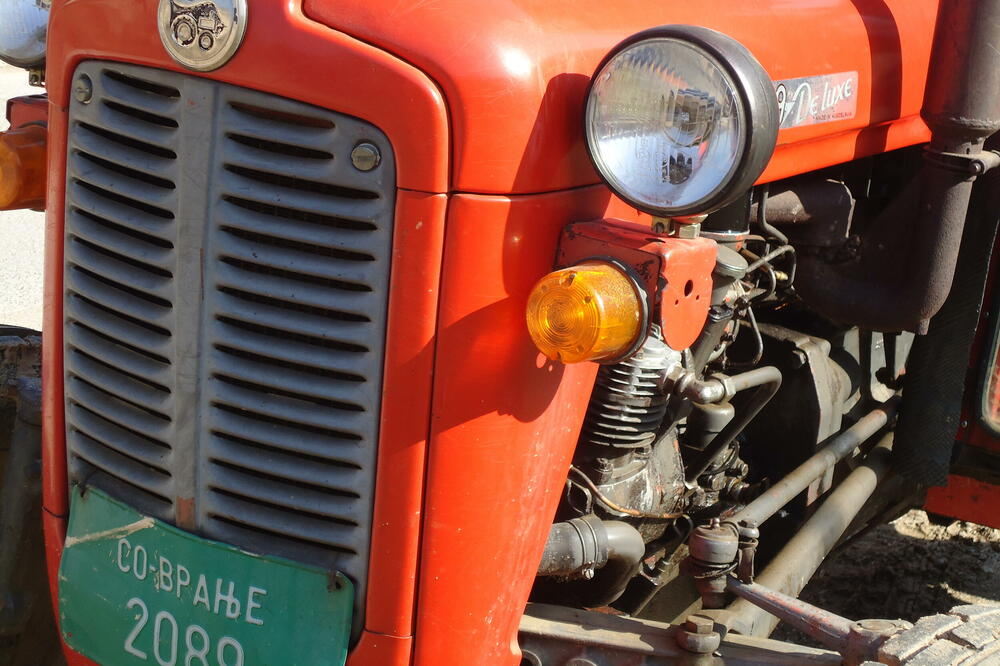 MUP SRBIJE APELUJE: Vozači traktora da poštuju propise