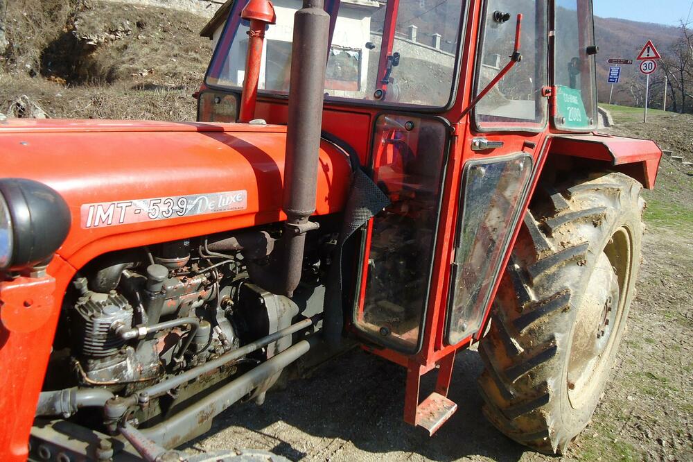 SAOBRAĆAJKA KOD KRUŠEVCA: Sudarili se traktor i 2 automobila, ima povređenih