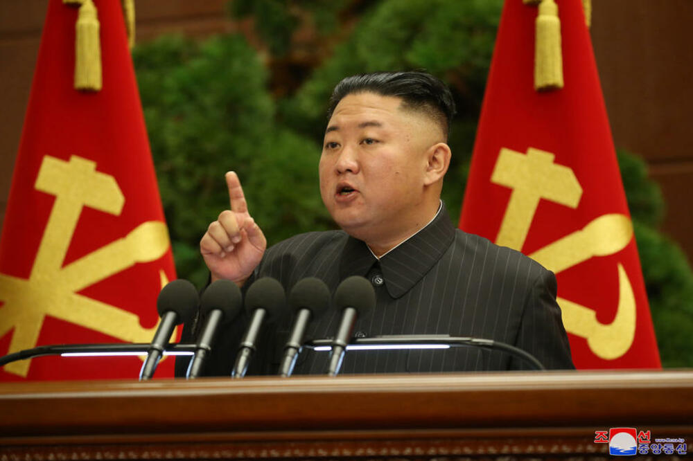 KIM SVE MRŠAVIJI I SVE OPASNIJI: Lider Severne Koreje govorio o koroni, ali se sumnja da je uputio tajnu poruku velikoj sili VIDEO