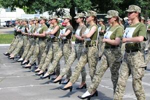 ŠTIKLE IPAK IZBACILI IZ VOJSKE: Nakon SKANDALA, žene u ukrajinskoj vojsci dobijaju novu obuću za paradu, ministar se smilovao!