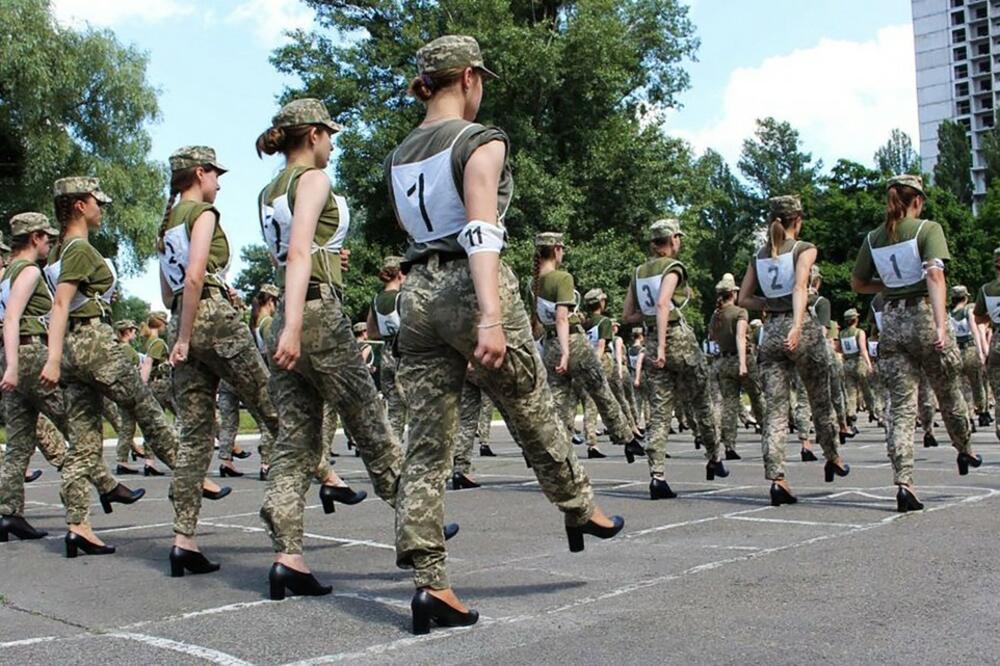 LEVA, DESNA, JEDAN, DVA NA VISOKIM ŠTIKLAMA: Žene u ukrajinskoj vojsci na mukama! Poslanici pozivaju ministra da i on obuje štikle