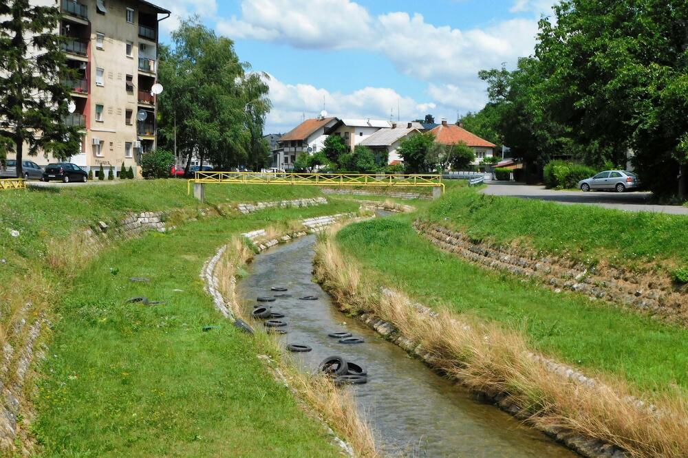 BAČENE AUTOMOBILSKE GUME: Sulud prizor u koritu lozničke rečice Štire (FOTO)