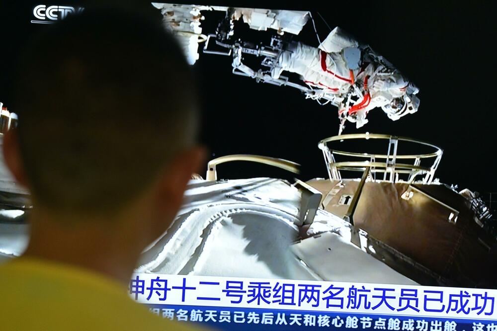 SVEMIRSKA ŠETNJA: Kineski astronauti izašli iz kapsule Šenžu 12 kako bi osposobili robotizovani instrument FOTO, VIDEO