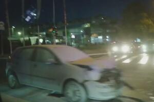 UMALO TRAGEDIJA NA ČUKARICI: Auto se zapalio u sred vožnje, saobraćaj u kolapsu (VIDEO)