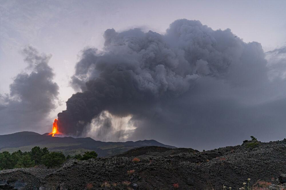 ETNA IZBACUJE FONTANU LAVE: Vulkan na Siciliji ponovo aktivan, iz kratera kuljaju dim i pepeo VIDEO