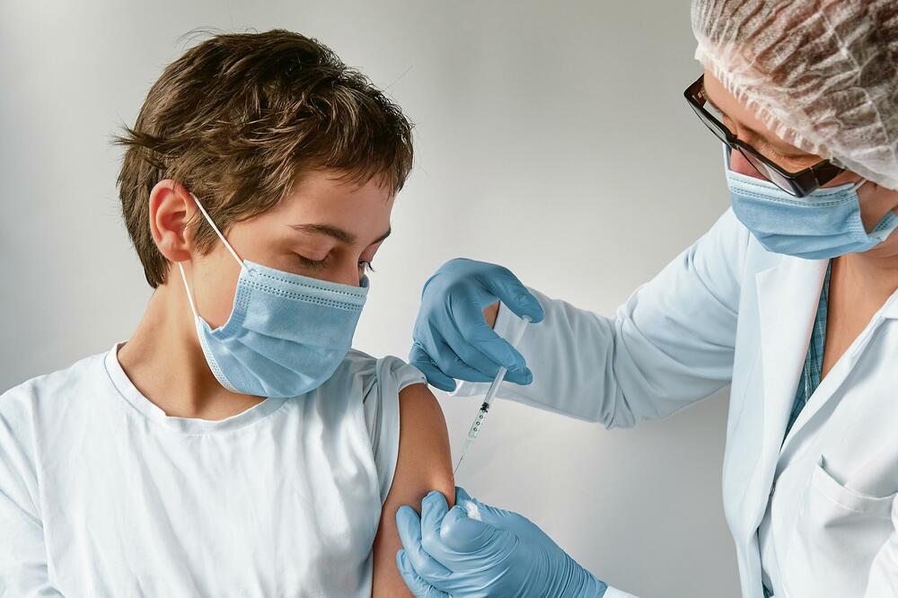 DELTA SOJ U SRBIJI! Stručnjaci poručuju: Mladi, vakcina vas štiti! Uvesti obaveznu vakcinaciju za mlade
