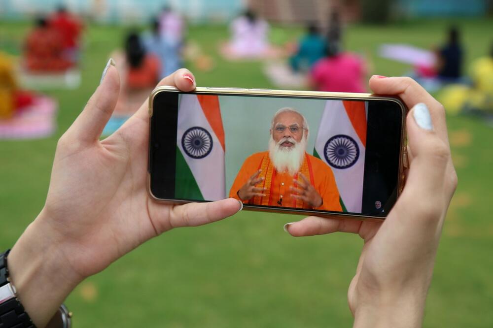 MODI, JESI LI TO TI? Indijski premijer promenio imidž: Pustio bradu, nosi haljinu i izigrava božanstvo