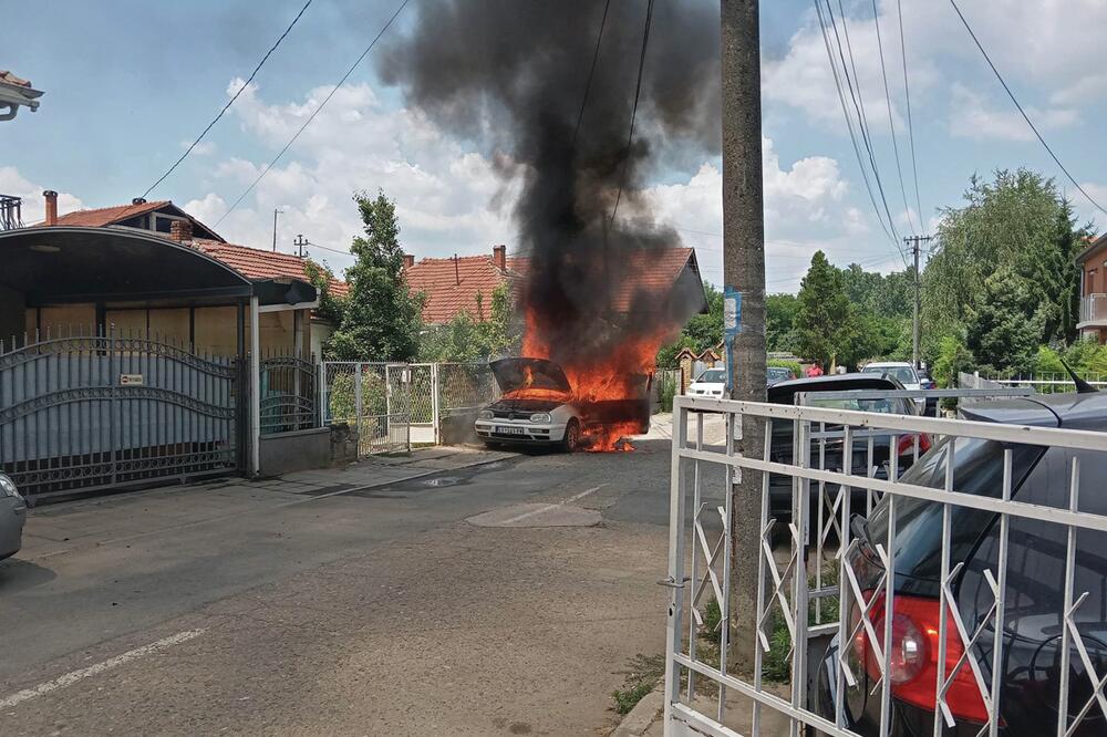 IZGOREO AUTOMOBIL U LESKOVCU: Čim sam izašao iz auta vatra je počela da kulja! Od vozila nije ostao ni šraf (FOTO)