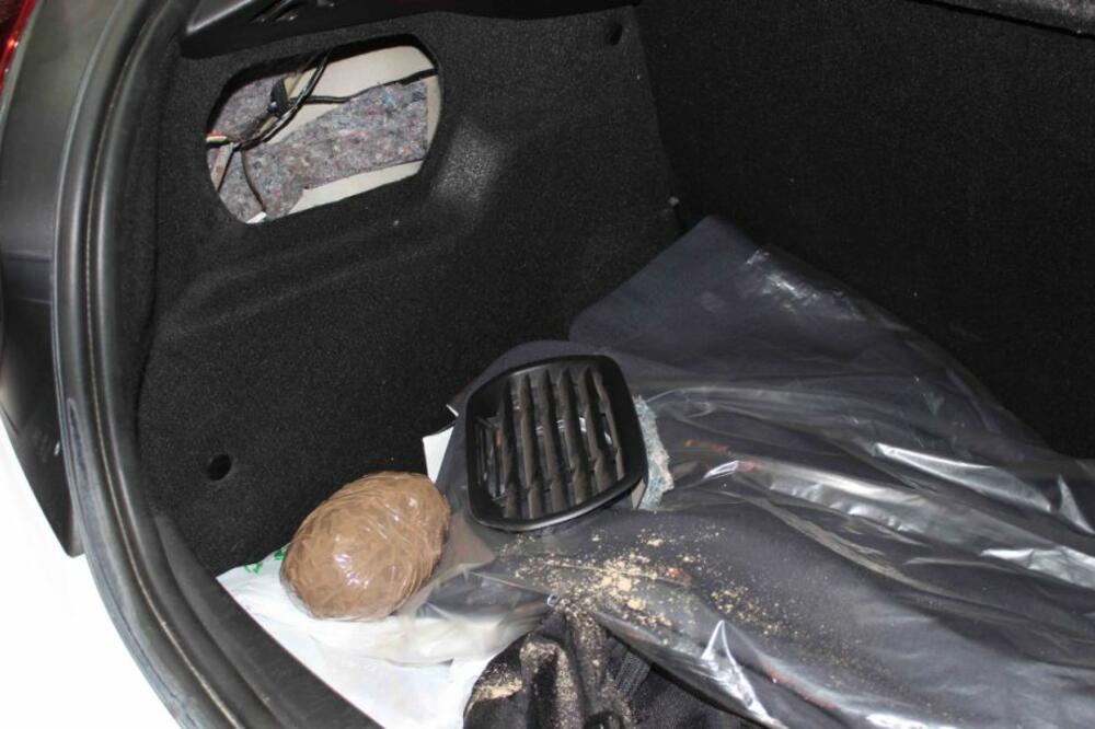 UHAPŠEN SA 27,5 KG MARIHUANE U NOVOM KNEŽEVCU: Policija mu pretresom auta našla čak 55 paketa droge