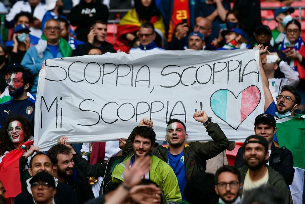 Rafaela Kara, Italija, Vembli, Euro 2020, parola, transparent, navijači