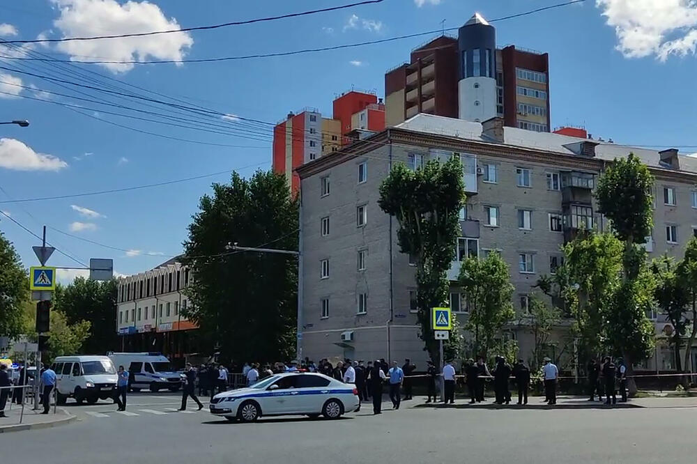 TALAČKA KRIZA U RUSIJI: Muškarac upao u banku, preti bombom! Zarobio troje FOTO, VIDEO