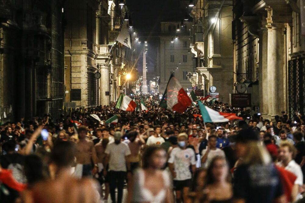 OTAC I SIN RANJENI TOKOM SLAVLJA NA TRGU: Proslava ulaska Italije u finale Eura završena PUCNJAVOM i STAMPEDOM!